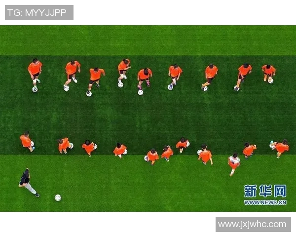 足球明星在绿茵场上挥洒汗水的精彩瞬间素描作品展示 足球明星在绿茵场上挥洒汗水的精彩瞬间素描作品展示